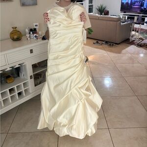 Winnie Chlomin brand new with tags wedding dress